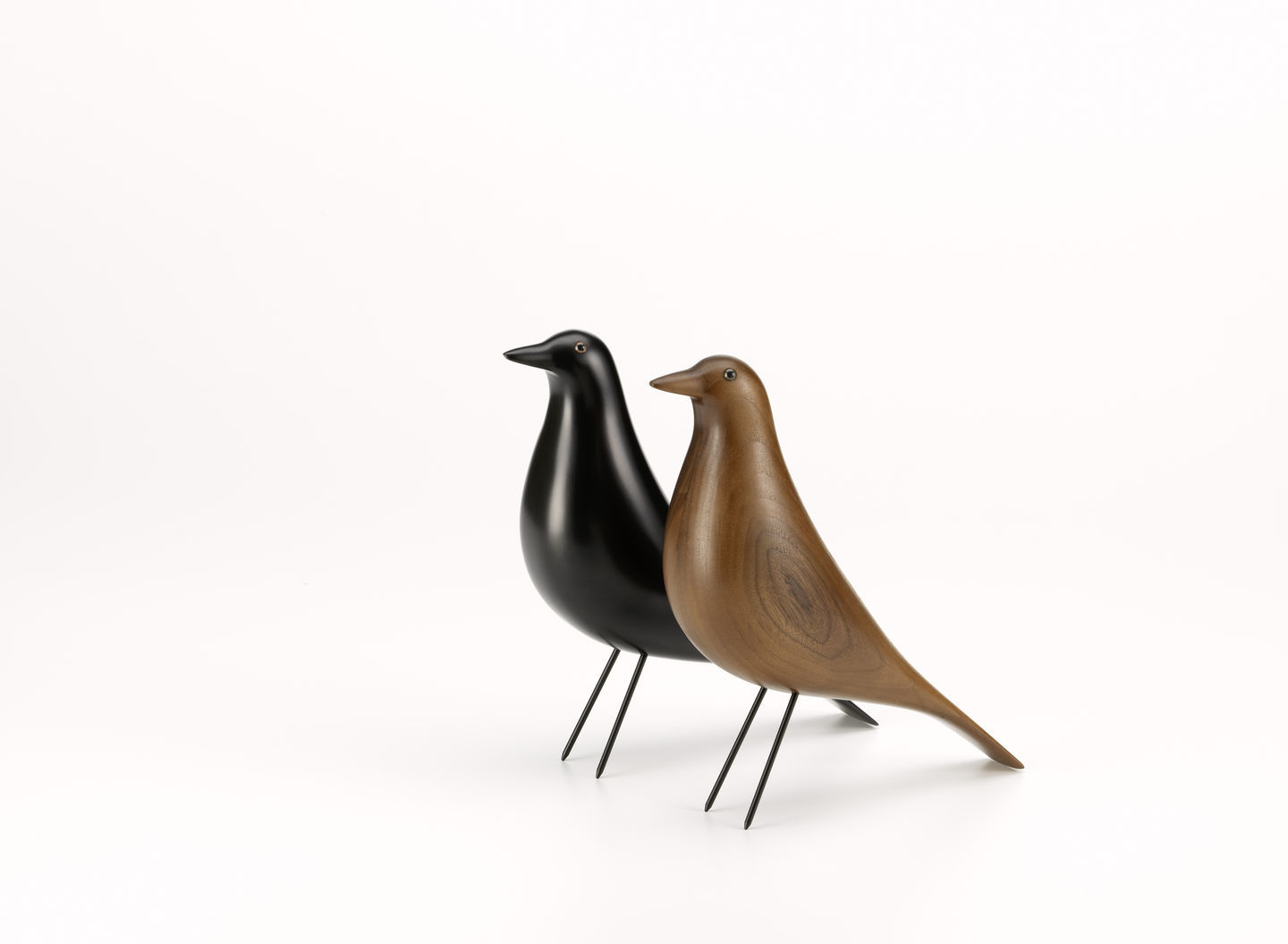 Eames House Bird Skulptur Nussbaum Vitra