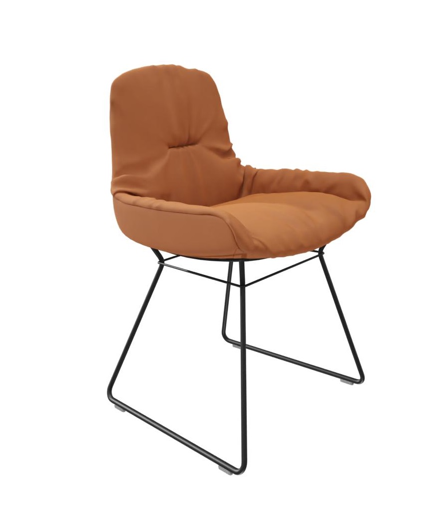 Leya Stuhl mit niedriger Armlehne in Sahara Leder und schwarzem Metallgestell.
