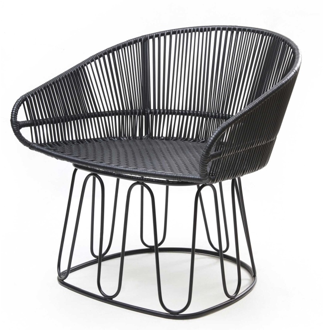 Schwarzer Circo Lounge Chair von ames für den Außenbereich, mit geflochtener Sitzfläche und Metallgestell.
