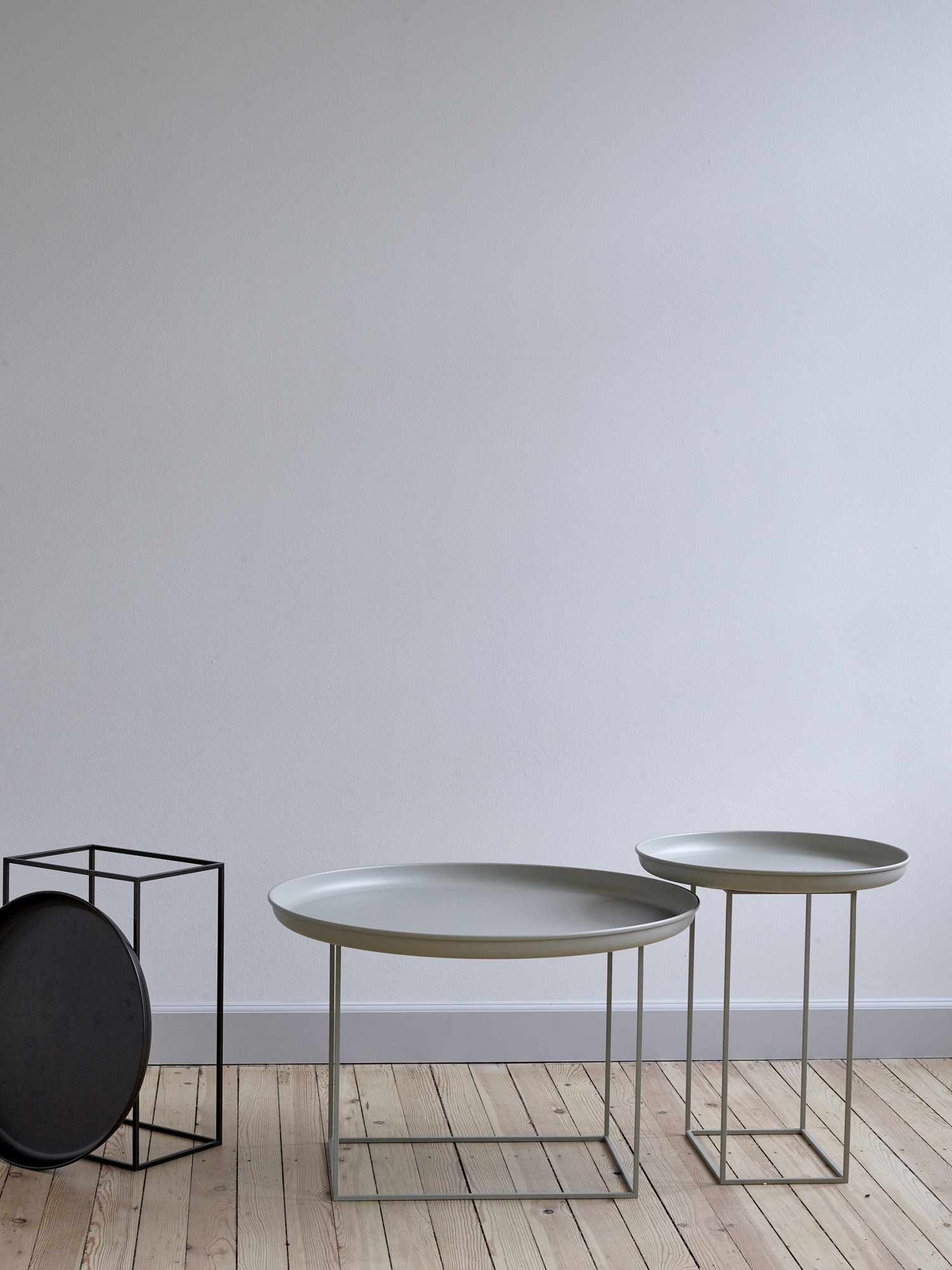 Duke Coffee Table Large Couchtisch Norr11 stone, runde Tische in Grau auf hellem Holzboden.