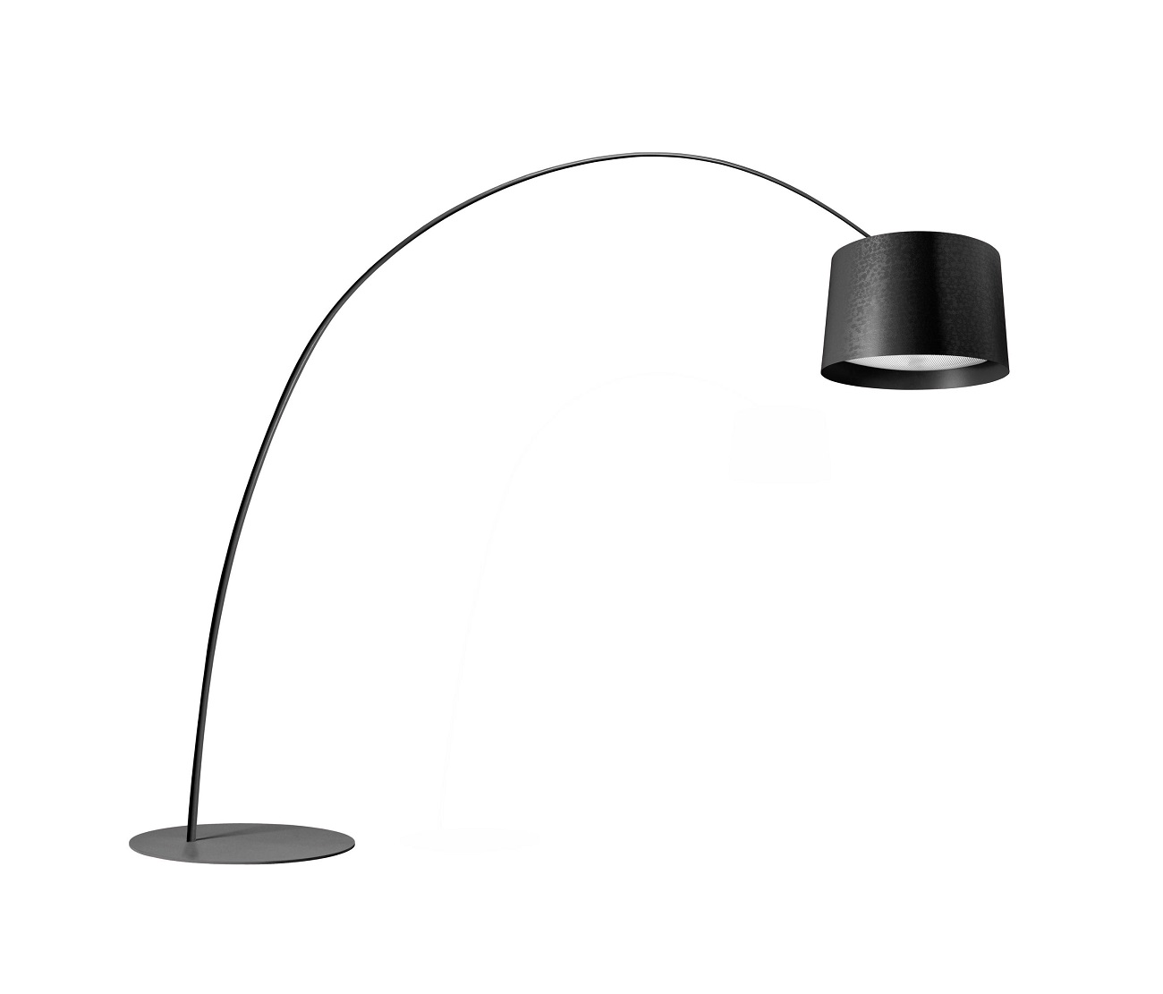 Schwarze Twice as Twiggy Stehleuchte von Foscarini mit gebogenem Lampenarm und zylindrischem Lampenschirm.