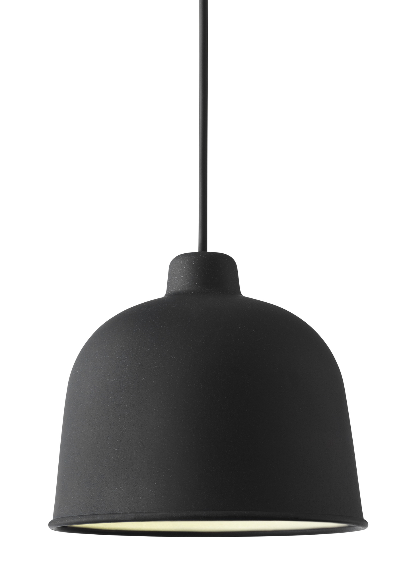 Schwarze Grain Pendelleuchte von Muuto: Moderne Hängelampe für Wohnzimmer und Esszimmer mit warmem Licht.