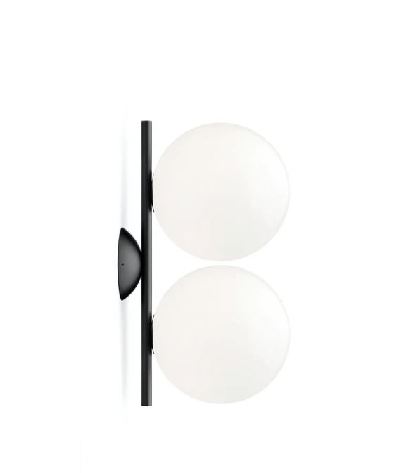 Schwarze IC Lights Wandleuchte mit zwei leuchtenden Glaskugeln von Flos für stilvolle Innenbeleuchtung.