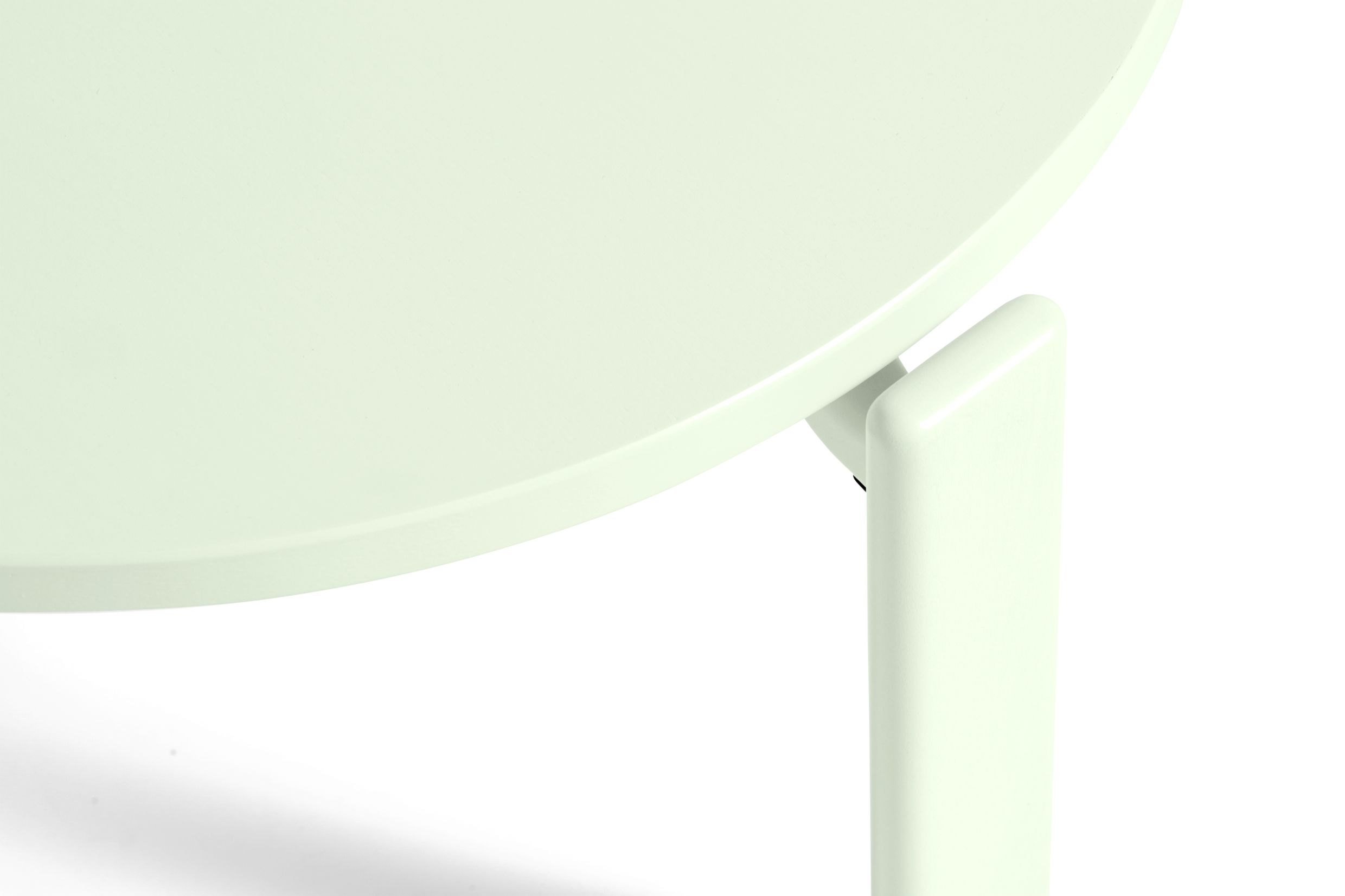 Detailaufnahme: Runder Rey Coffee Table Couchtisch in Softmint mit wasserbasiertem Lack. Modernes Design.