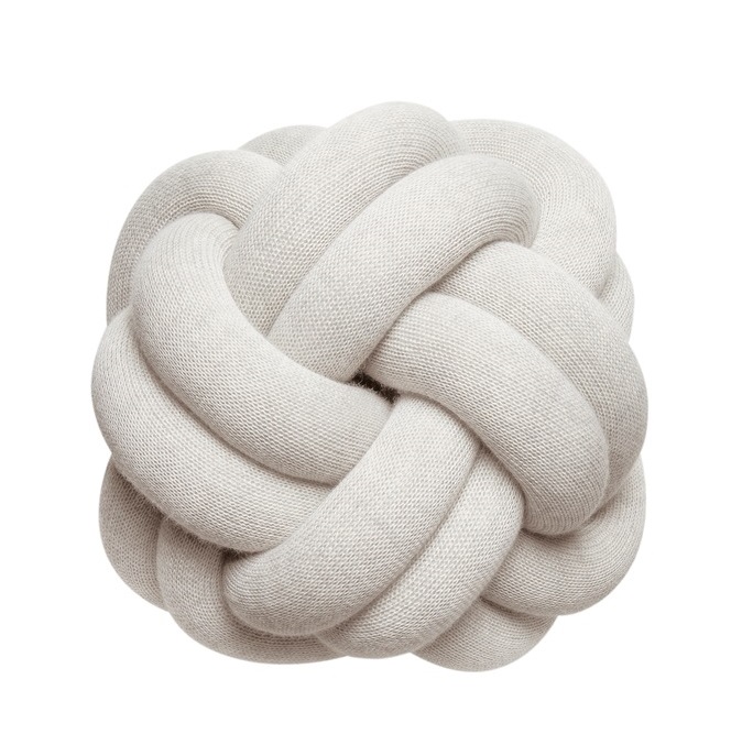 Beiger Knot Kissen von Design House Stockholm, dekoratives Kissen in Knotenform für Wohnzimmer und Schlafzimmer.