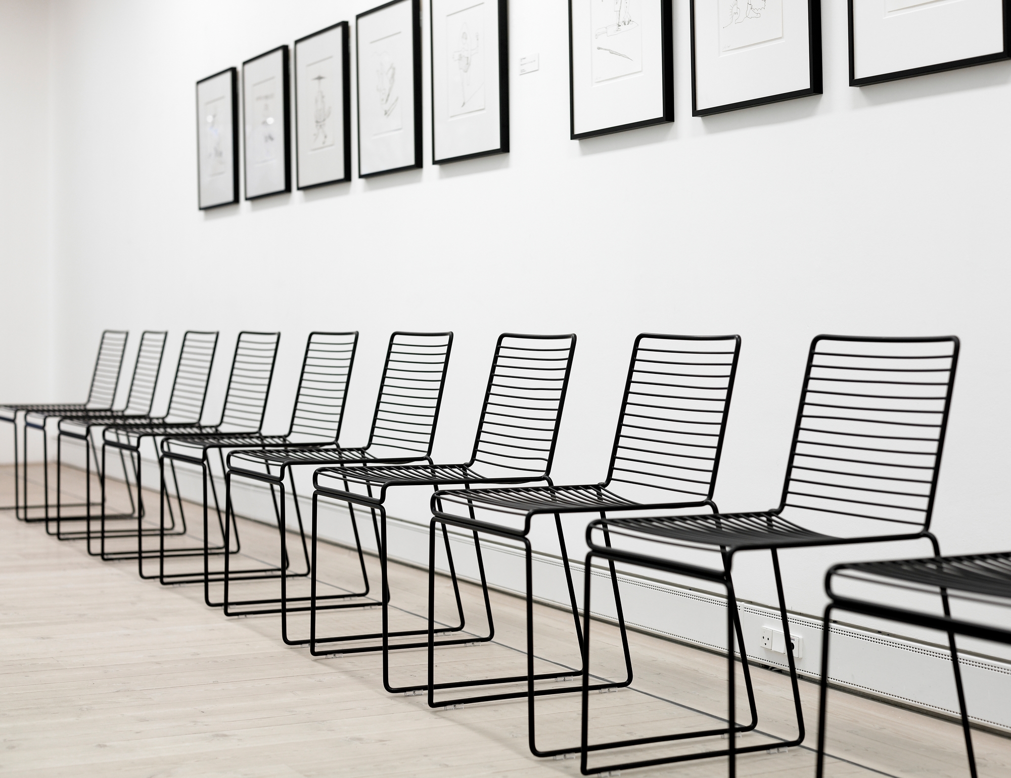 Reihe von Hee Dining Chairs, Stühle von Hay in Asphalt Grau, minimalistisches Design.