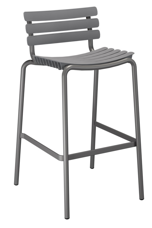 Grauer ReClips Bar Stool Barhocker von Houe für den Außenbereich mit Rückenlehne.