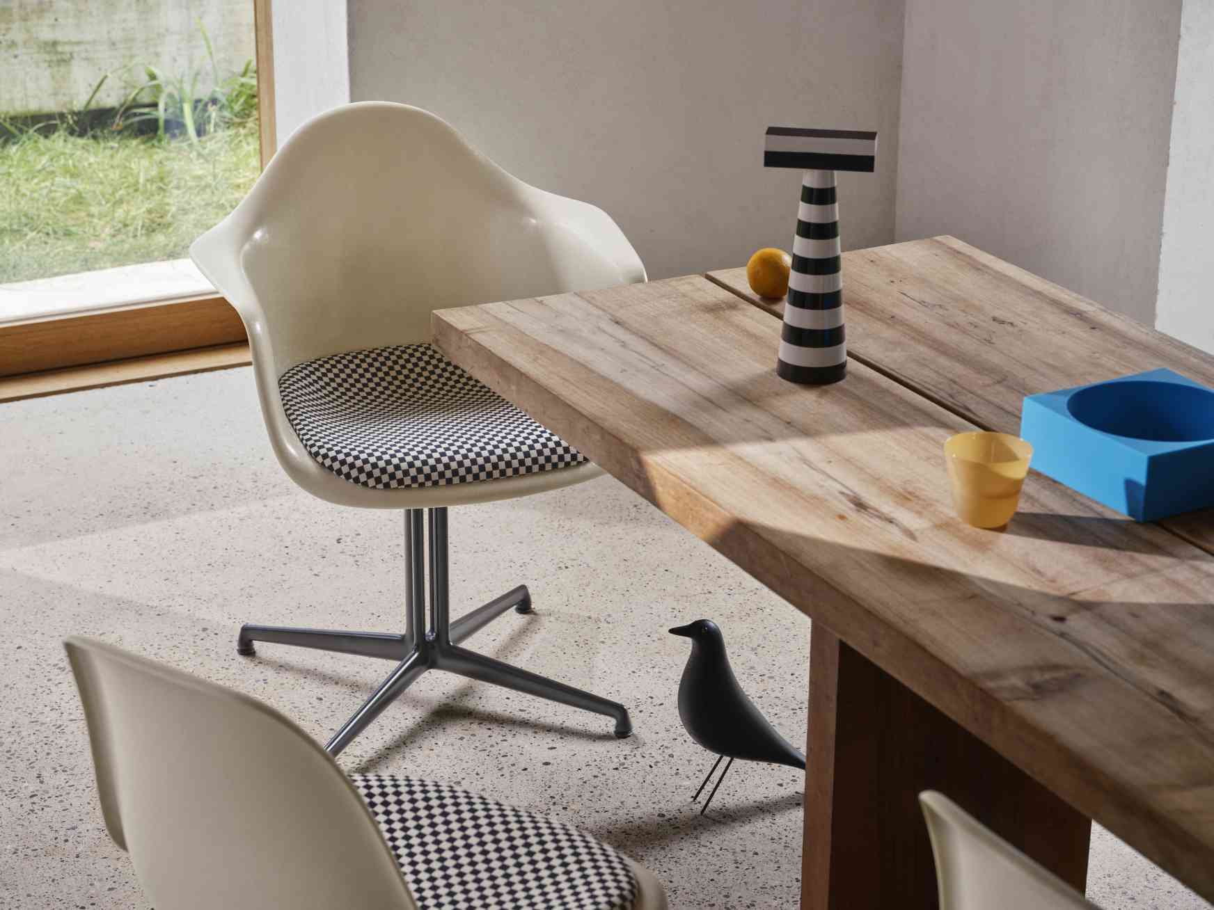 Eames House Bird Skulptur Esche schwarz Vitra NEUE VERSION