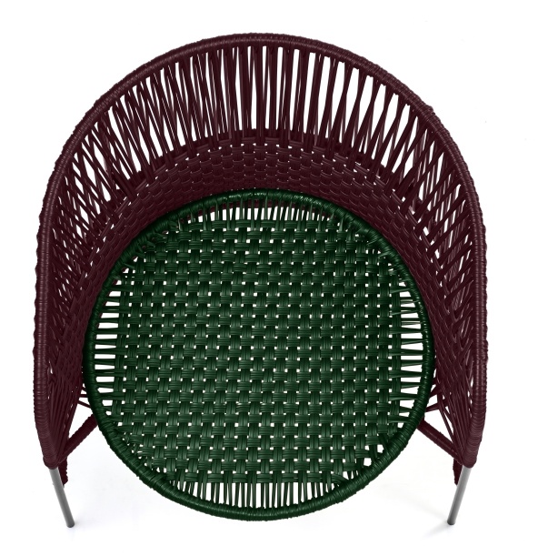 Draufsicht: Geflochtener Caribe Chic Loungesessel in Schwarzrot und Moosgrün für den Outdoor-Bereich.