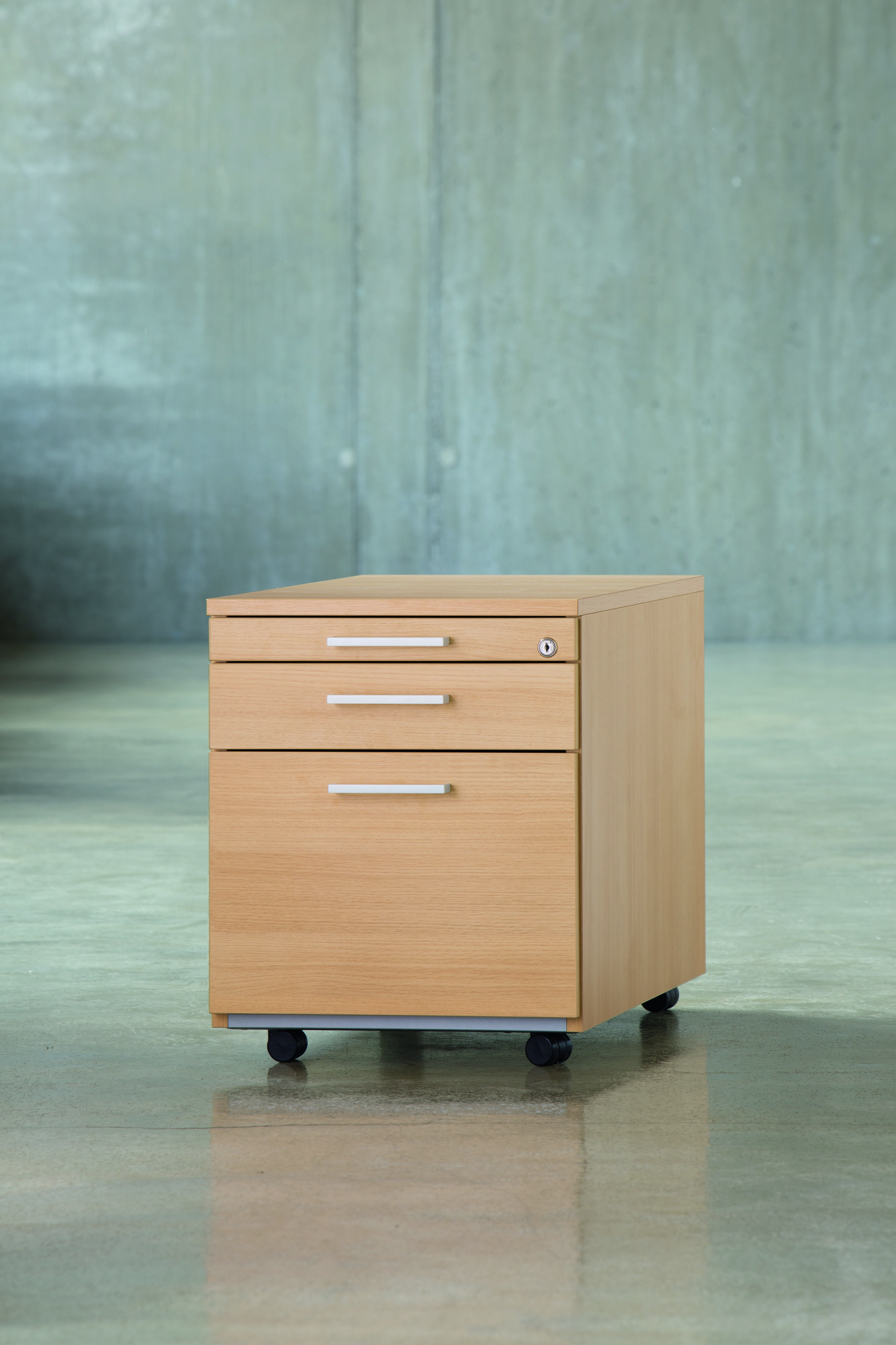 Rollcontainer von König+Neurath, Buche Dekor, drei Schubladen mit Griffen und Rollen für flexibles Büro.