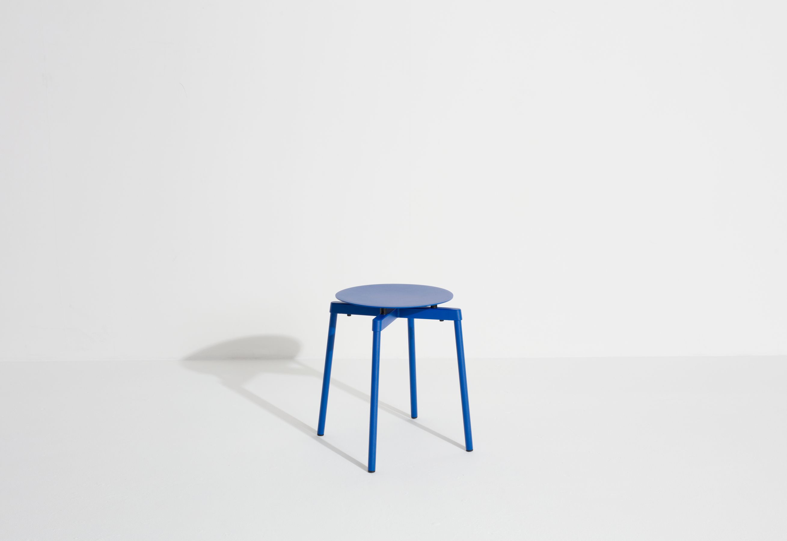 Blauer Fromme Hocker von Petite Friture, minimalistisches Design, Metallhocker für Wohnzimmer und Küche.