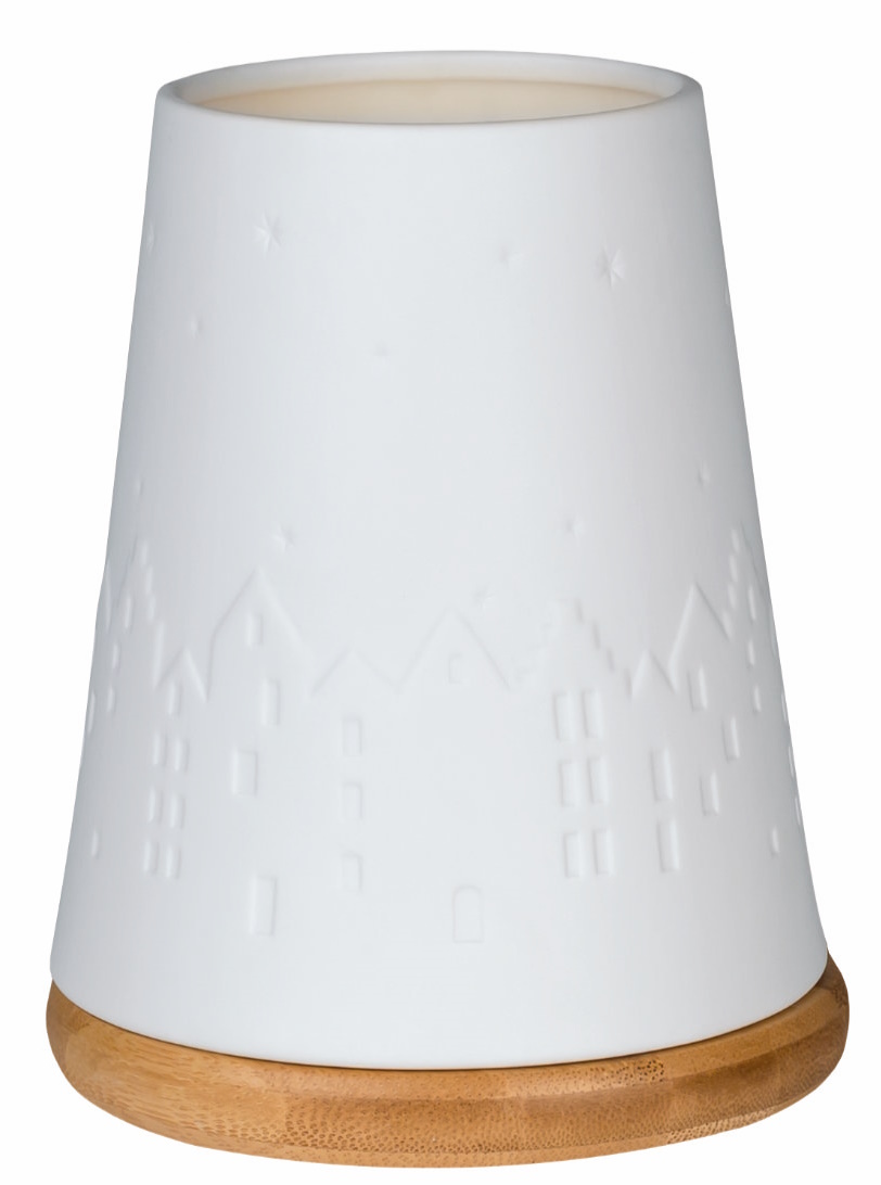 Weißes Poesie Windlicht mit Winterstadt-Motiv und Holzfuß, stimmungsvolle Dekoration für die Adventszeit.