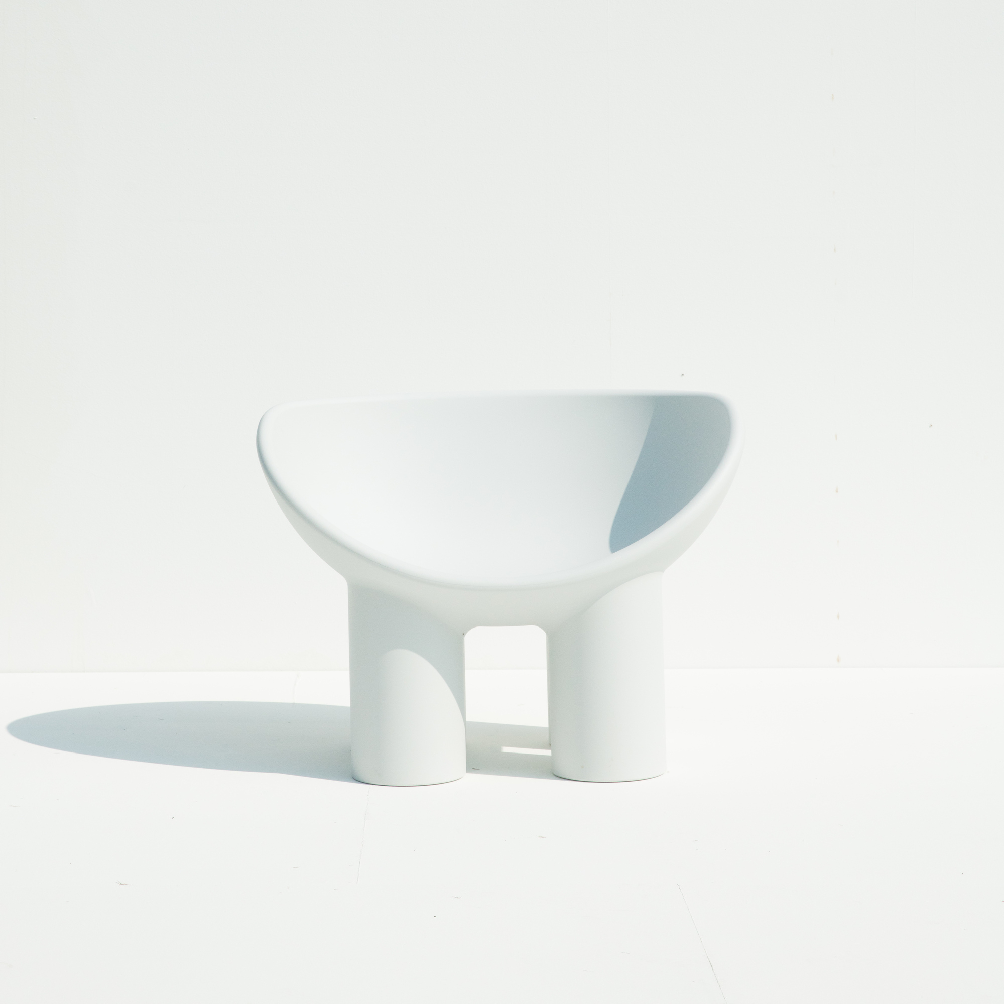 Weißer Roly Poly Sessel von Driade Concrete, moderner Designstuhl mit minimalistischer Form.