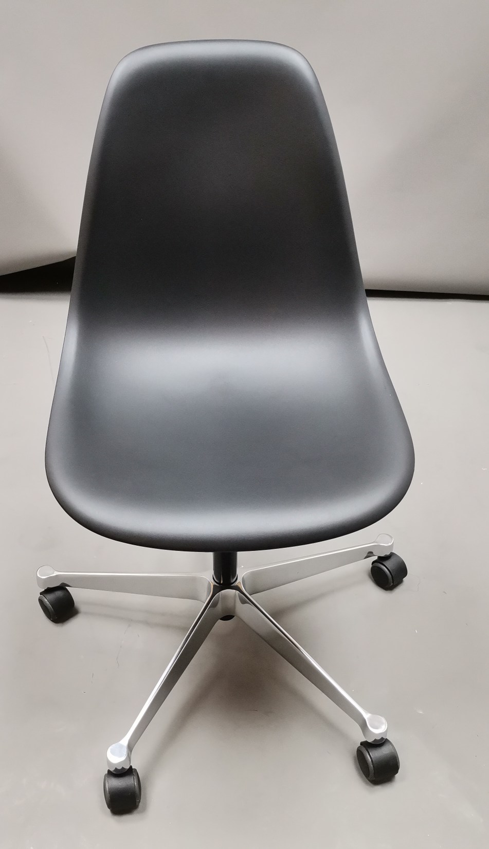 Eames Plastic Side Chair PSCC Drehstuhl SCHWARZ / POLIERT Vitra MÄNGELEXEMPLAR