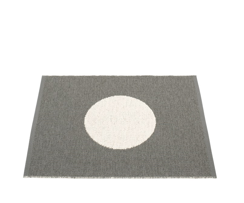 Vera Small One Pappelina Kunststoffteppich in Anthrazit mit weißem Kreis, 70x90 cm, für drinnen und draußen.