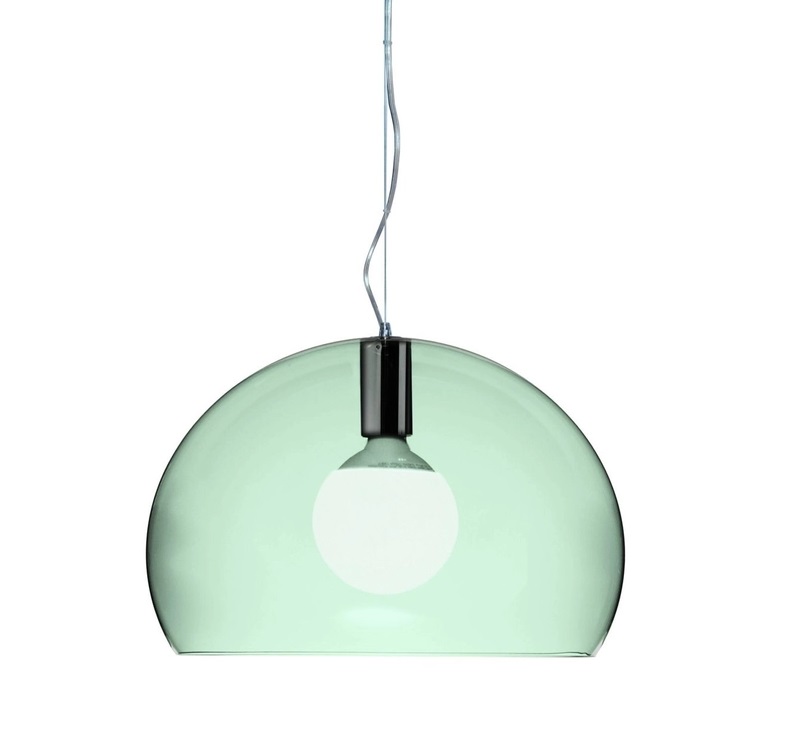 Grüne Small Fly Pendelleuchte von Kartell: Moderne Hängelampe mit transparentem Lampenschirm und Leuchtmittel.