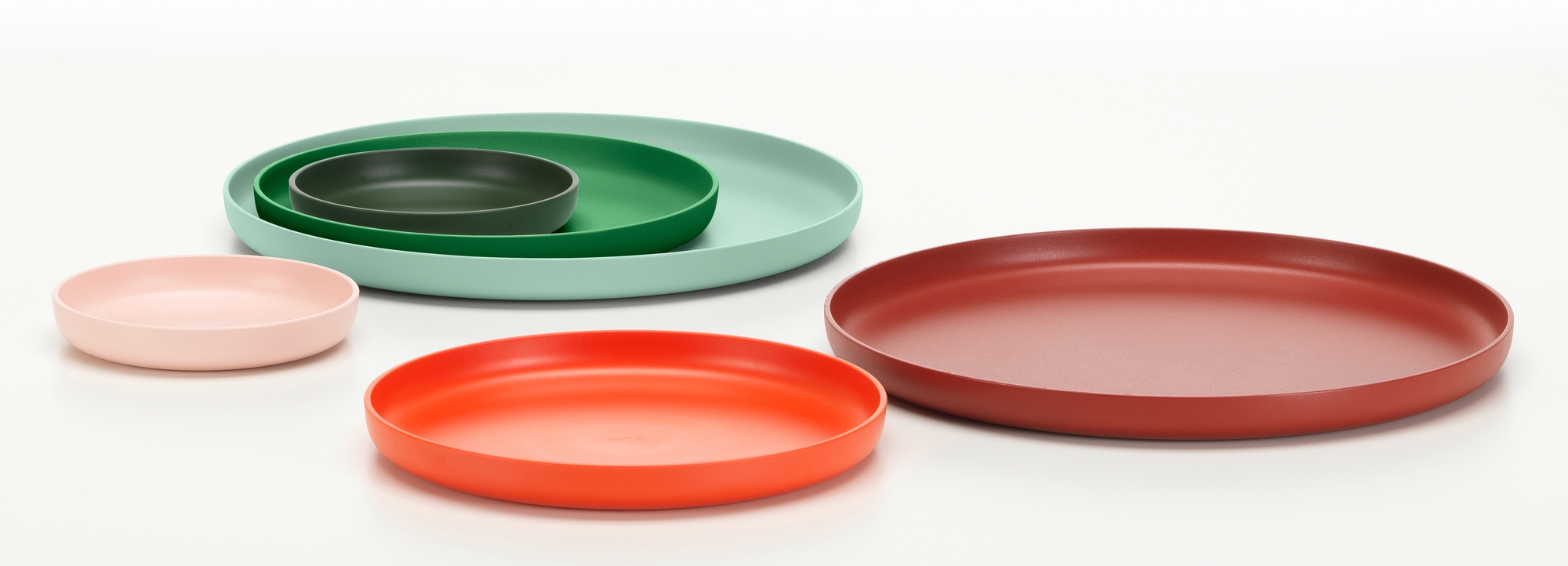 Vitra Trays Tablett-Set aus Kunststoff in verschiedenen Farben und Größen, modernes Design.