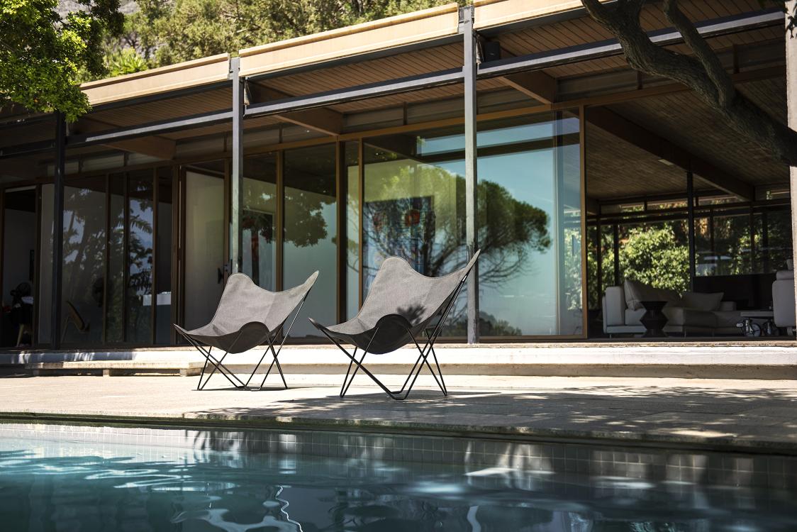 Zwei graue Mariposa Butterfly Chairs am Pool, moderne Outdoor Sessel für Garten und Terrasse.