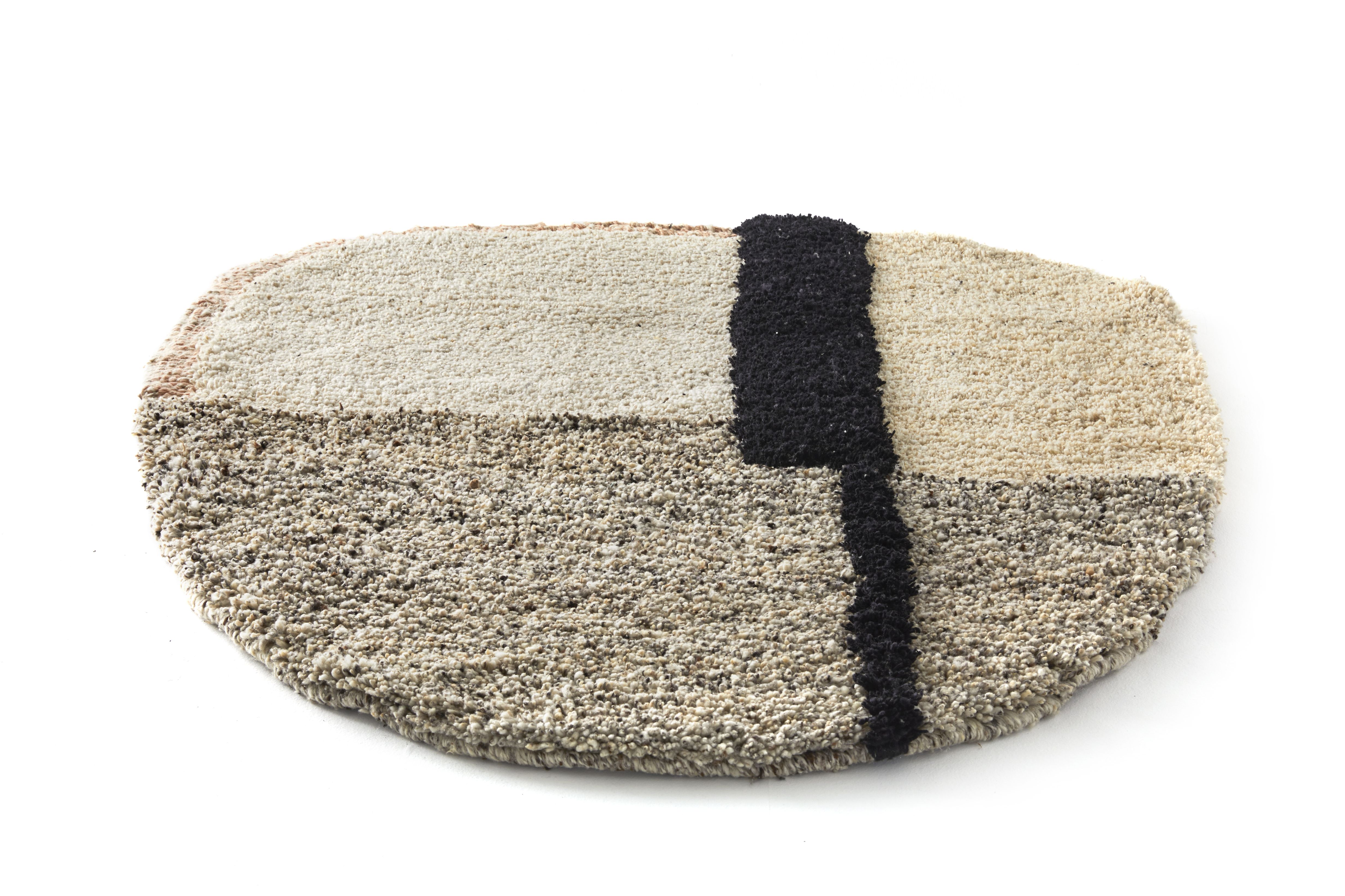 Nudo Teppich von ames, kleiner Teppich mit geometrischem Muster in Beige und Schwarz.