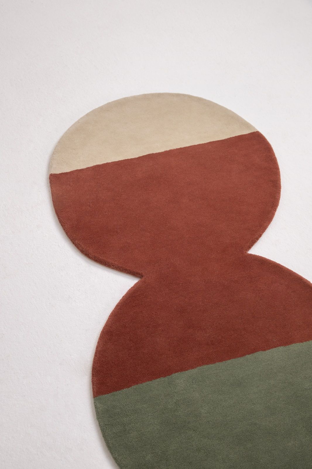 Nanimarquina Teppich: Moderner Designer Teppich in Beige, Rotbraun und Grün, abstrakte Form.