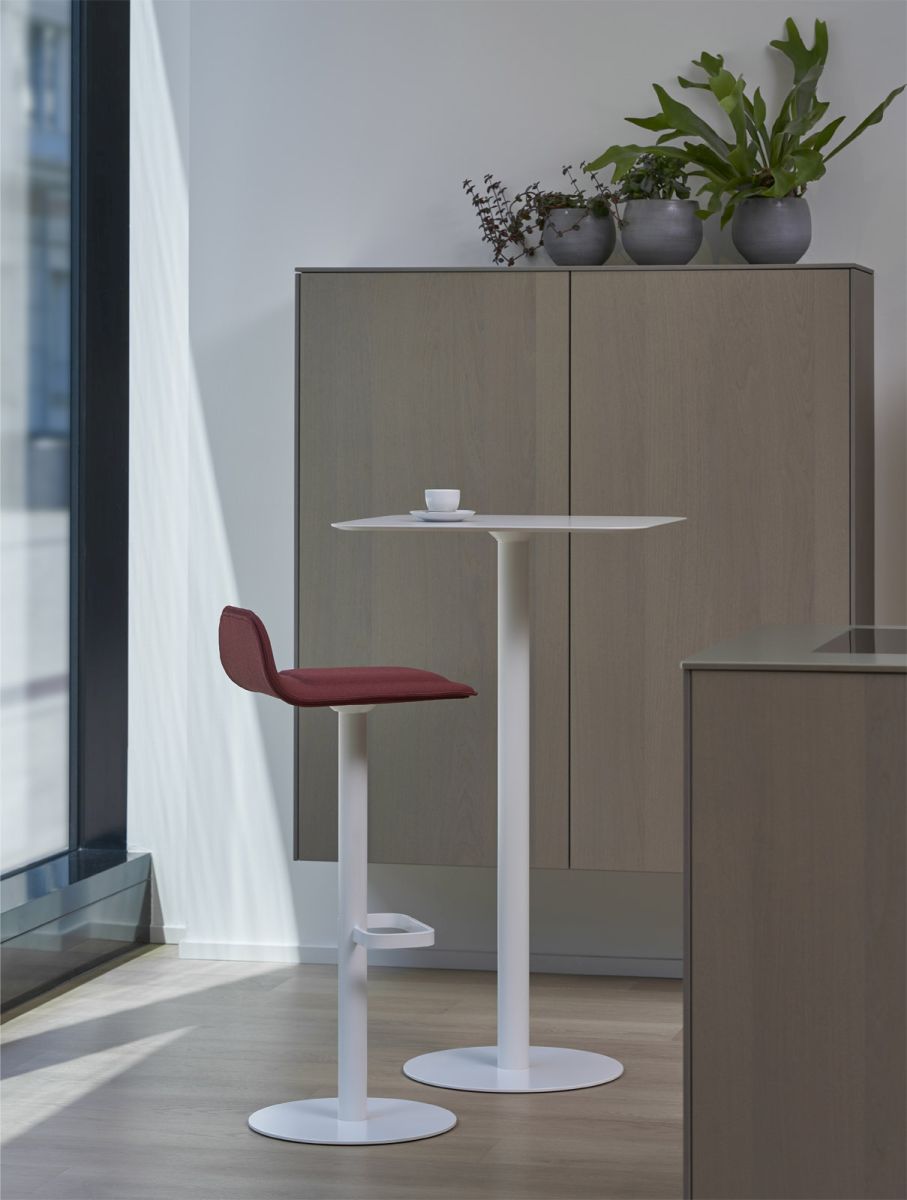 Weißer Barhocker mit weinrotem Sitzpolster von Moree, modernes Design für Küche oder Bar.