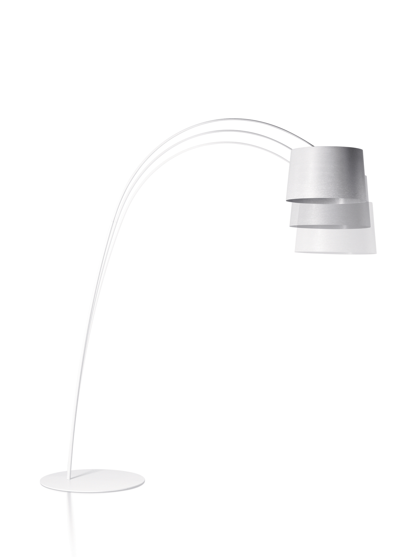 Weiße Twiggy Stehleuchte von Foscarini: Elegante Bogenleuchte mit dreifach gestuftem Lampenschirm für modernes Wohnambiente.