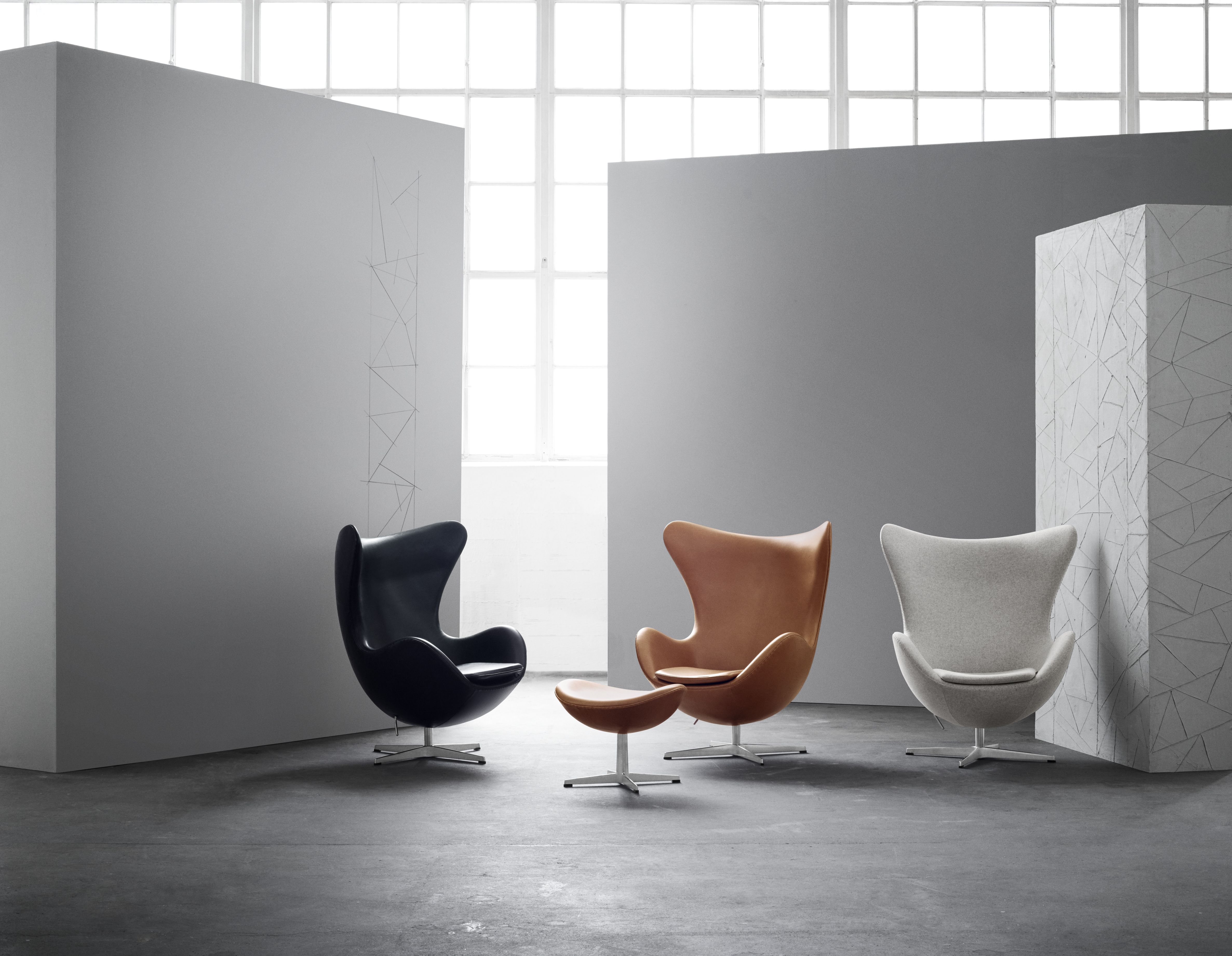 Egg Chair mit Hocker Aktionsmodell Essential Leder Fritz Hansen