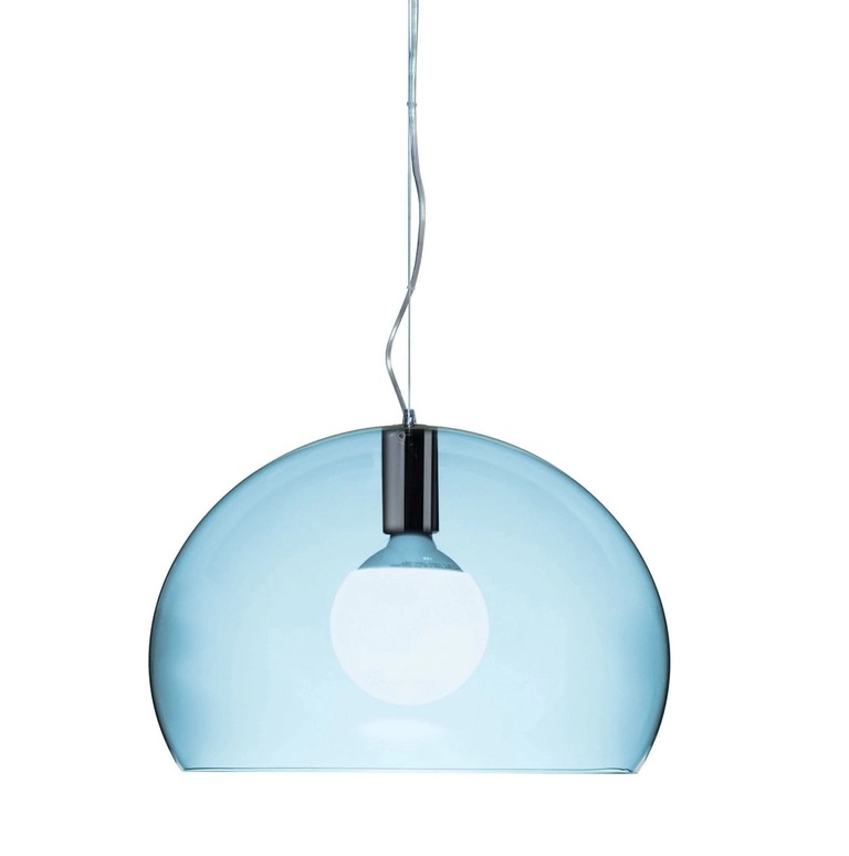 Helle, blaue Fly Pendelleuchte von Kartell mit runder Form und modernem Design.