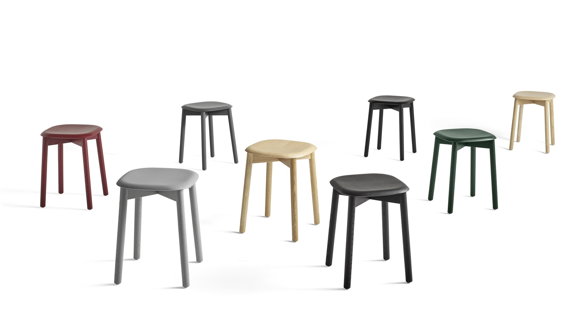 Verschiedene farbige Hay Soft Edge Hocker mit wasserbasiertem Lack, ideal für Küche und Bar.