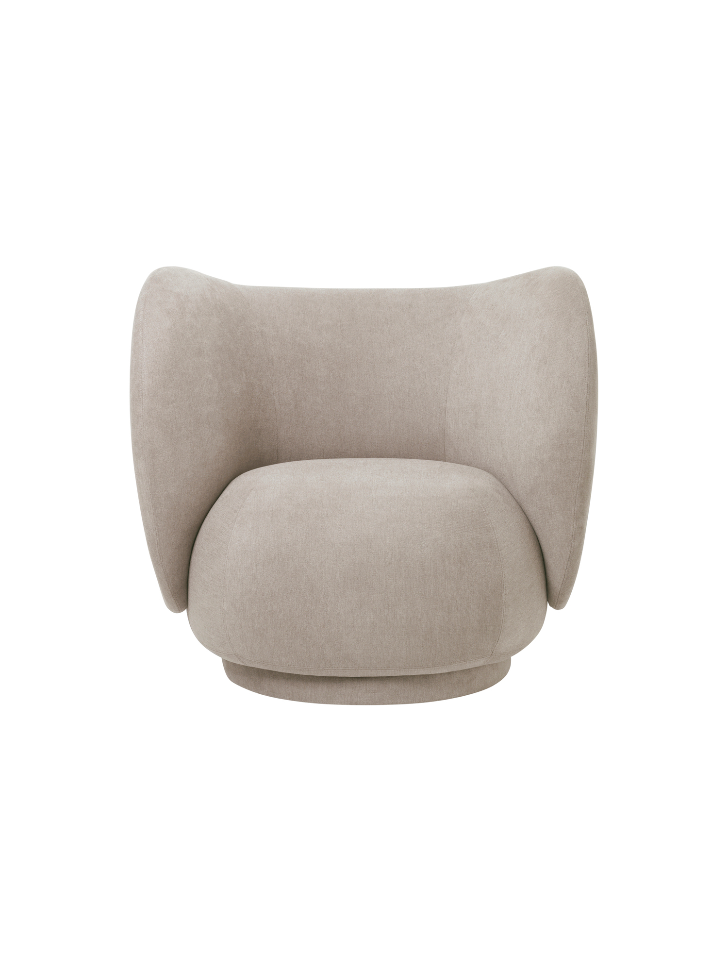 Frontansicht des Rico Lounge Sessel von Ferm Living in Sand, moderner Polstersessel.