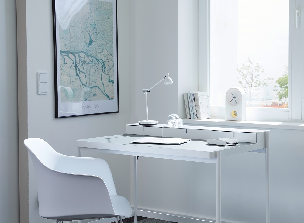 Weißer PS20 Schreibtisch von Müller Möbelfabrikation mit Schubladen und minimalistischem Design im hellen Arbeitszimmer.