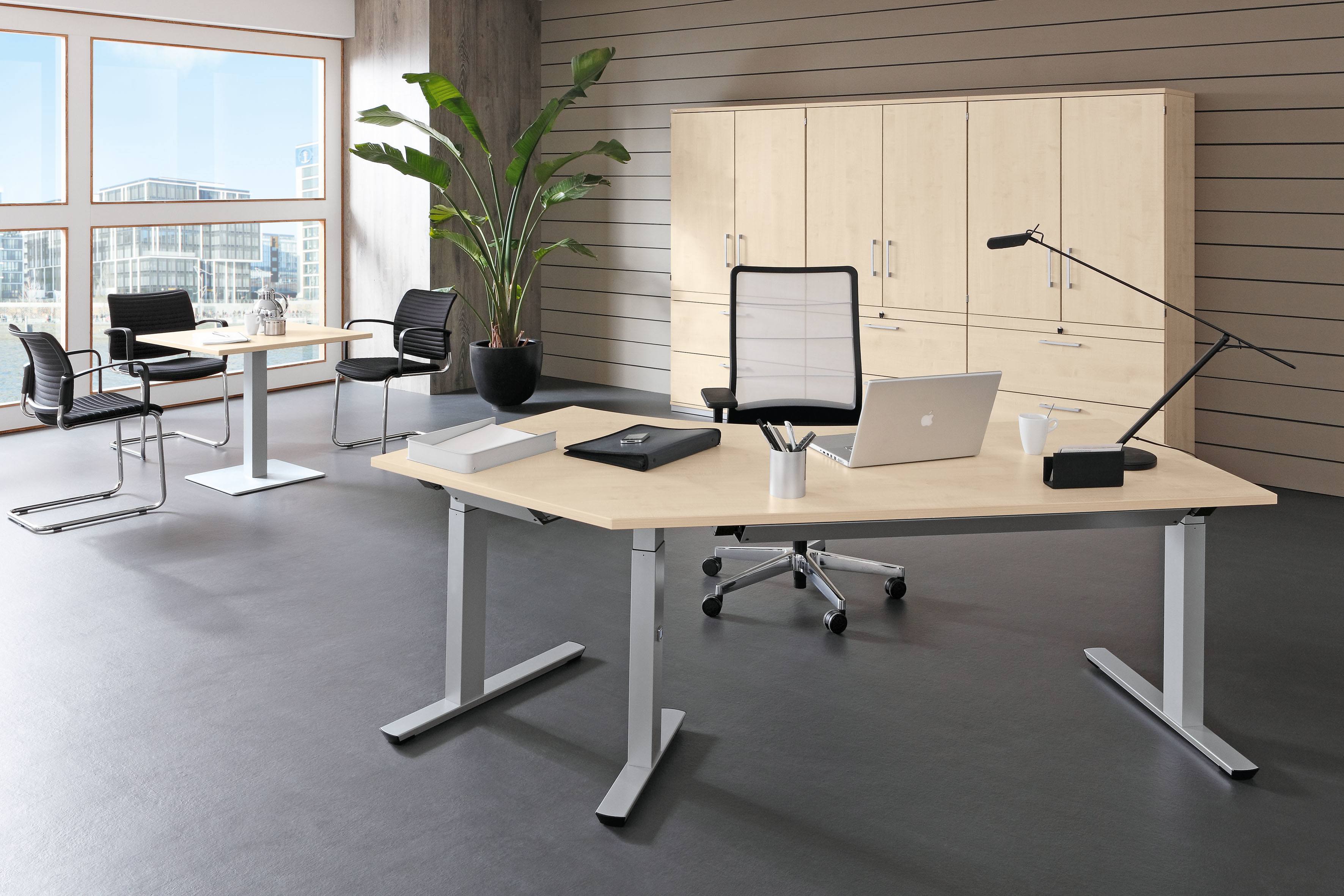 Büro mit Palmberg Crew Sitz-Stehtisch, höhenverstellbar, mit Büromöbeln und Büropflanze.