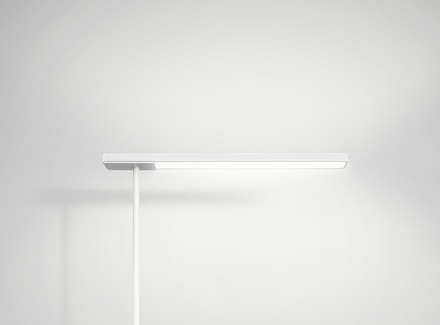 Weiße Slice² Tischleuchte von Serien Lighting mit USM Haller Adapter, minimalistisches Design.