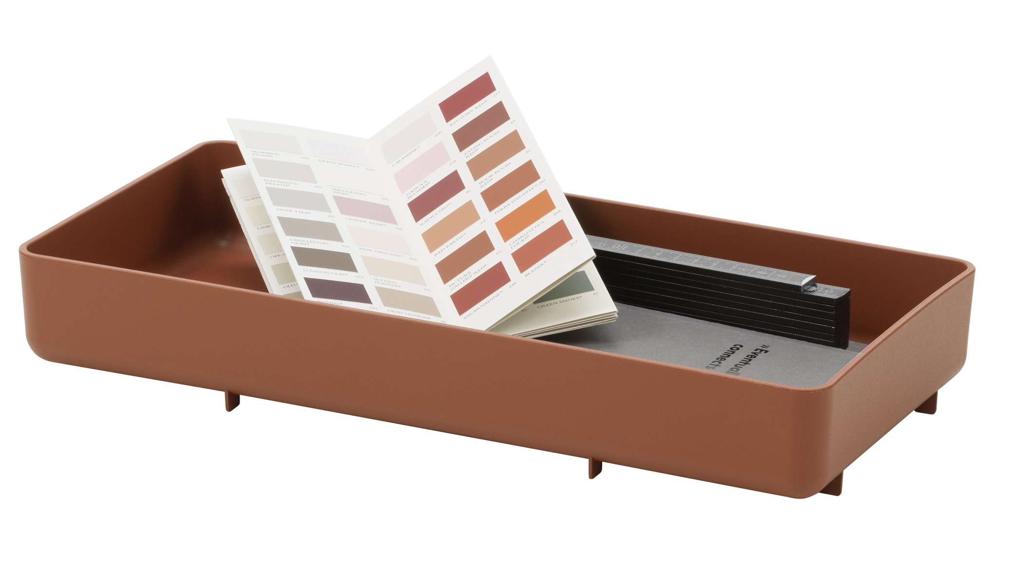 Chap Tray RE Tablett von Vitra in Braun mit Farbkarten und Zollstock. Aufbewahrung.