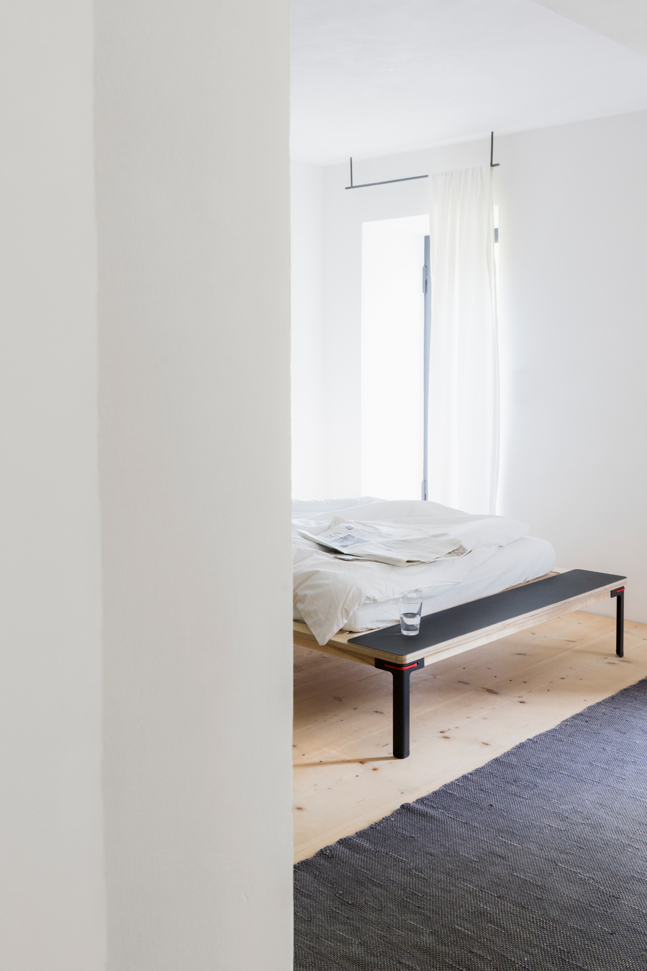 Seiltänzer Bett 200 rot 140 x 200 Nils Holger Moormann