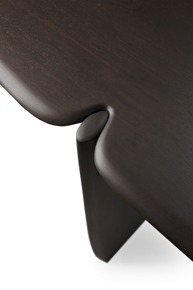 Detailansicht der Ethnicraft PI Konsole in Mahagoni dunkelbraun, Fokus auf die Holzverbindung.