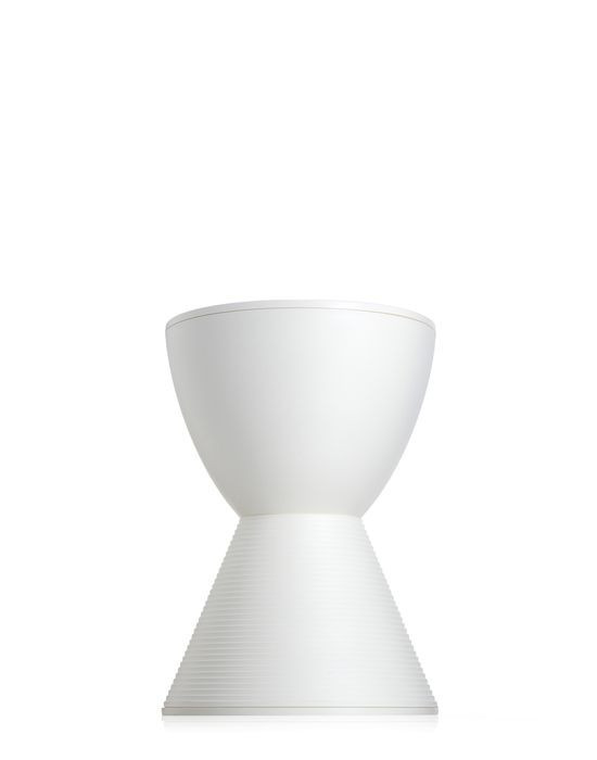 Prince AHA Hocker von Kartell, wachsweiss, modernes Design, Sitzhocker für Wohnzimmer und Garten.