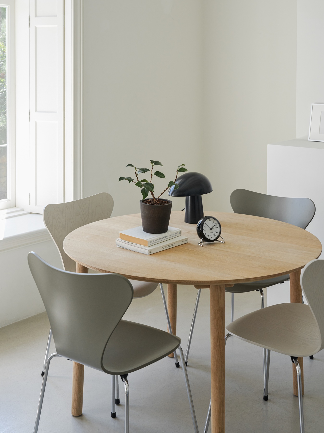 Siebener / Serie Stuhl 3107 Esche 4-er Set Nine grey Fritz Hansen EINZELSTÜCK