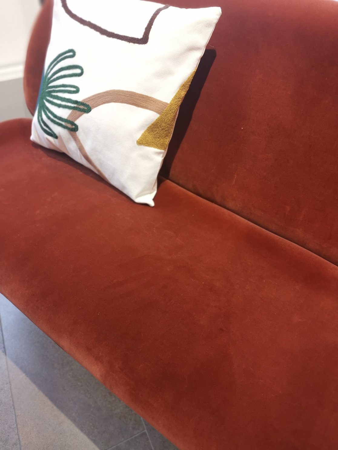 Beetle 2-Sitzer Sofa Gubi AUSSTELLUNGSSTÜCK