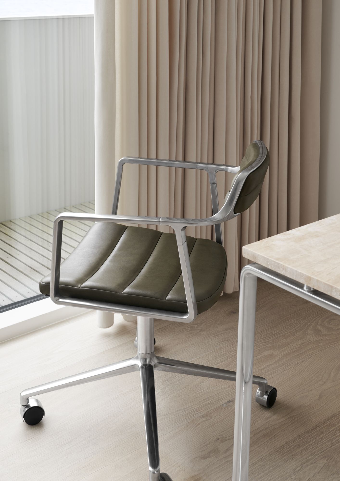 VIPP452 Swivel Stuhl mit Gleitern grünes Leder Vipp