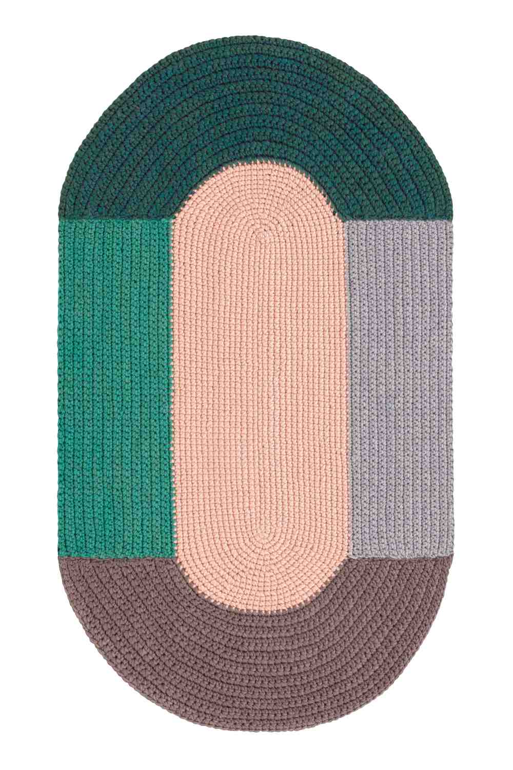 The Crochet Collection Teppich: Handgefertigter, ovaler Häkelteppich mit geometrischem Muster in Grün, Rosa, Grau und Braun.