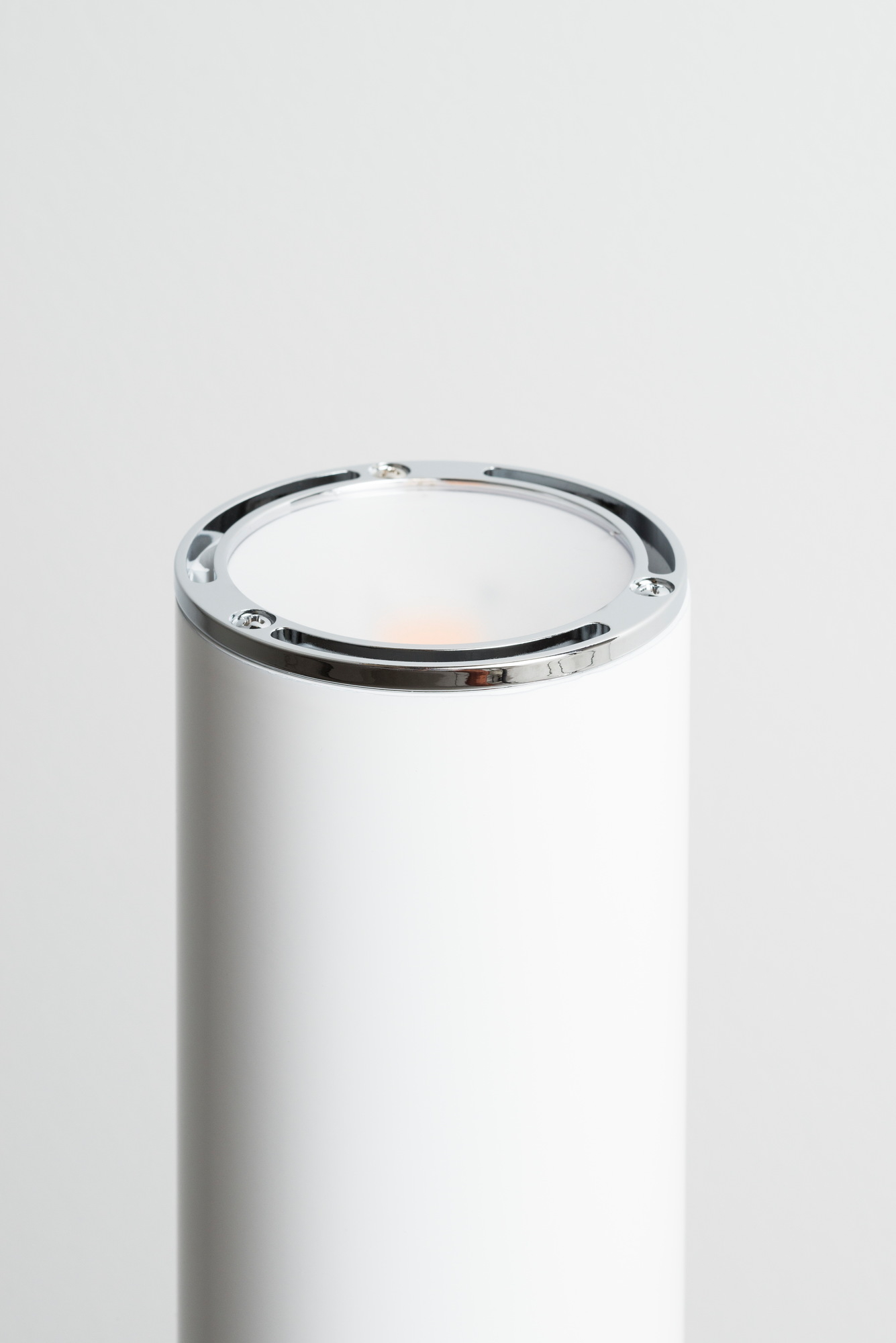 Detailaufnahme der weißen Ilio LED Stehleuchte von Artemide mit Chromrand.