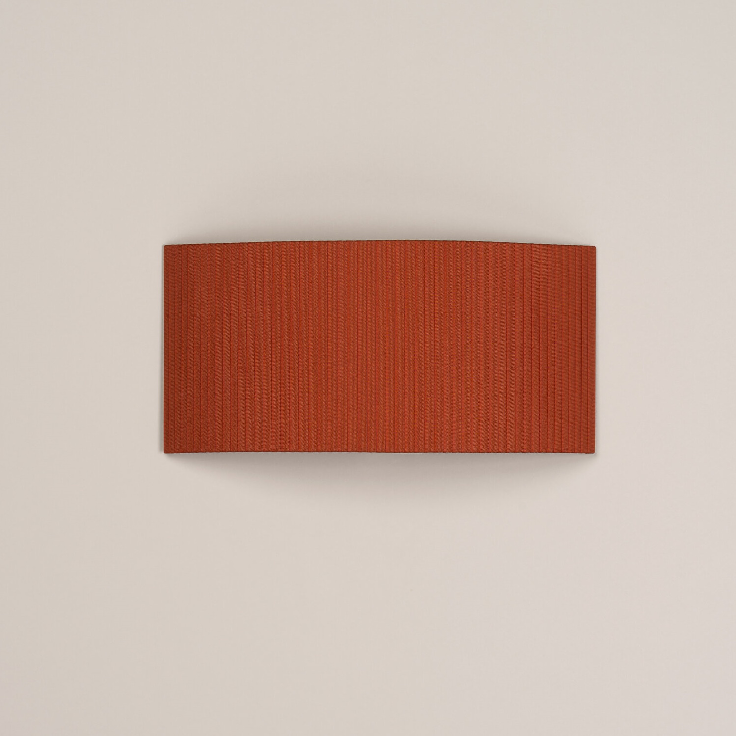 Rechteckige Comodín Wandleuchte in Terrakotta Farbe von Santa & Cole mit gerippter Oberfläche.