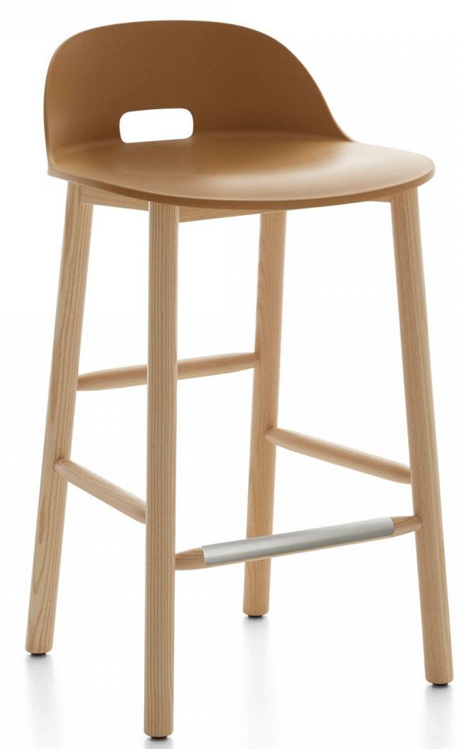 Alfi Barhocker in Emeco-Sand: Moderner Hocker mit niedriger Rückenlehne und Holzgestell für Küche und Bar.