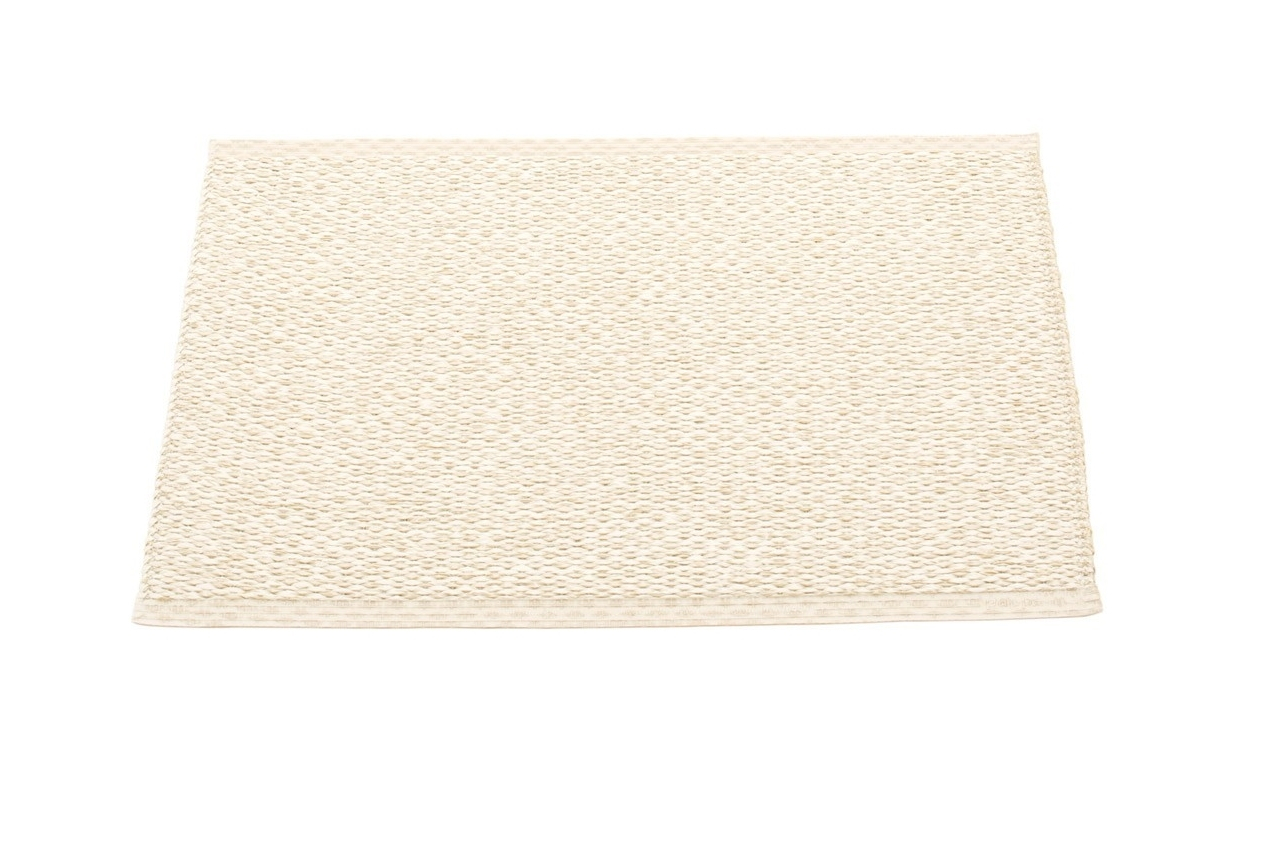 Svea Kunststoffteppich in Vanille, 70x50 cm. Strukturierter Teppich für Innen- und Außenbereiche.