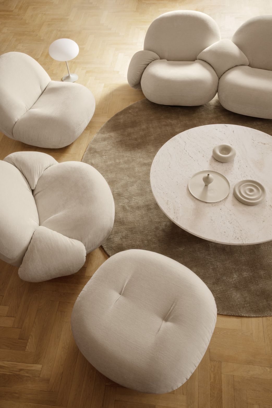 Pacha Lounge Chair Sessel mit Armlehnen Gubi