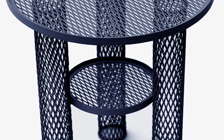 Detailaufnahme des Net Beistelltisches von Moroso in Tinte, mit filigranem Metallgeflecht.