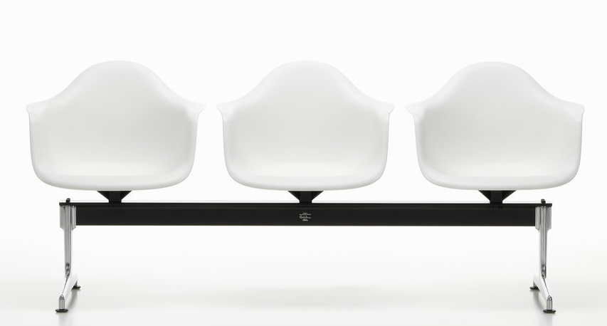 Eames Plastic Armchair RE auf Traverse Vitra