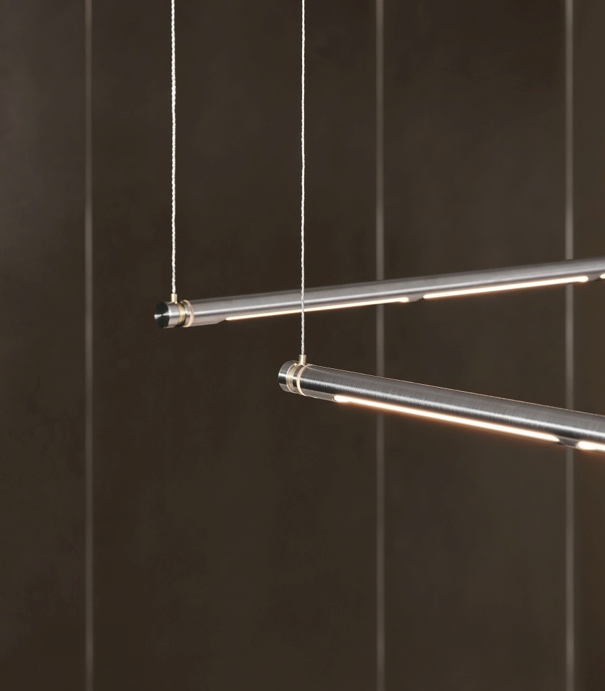 Nahaufnahme der Oneline Fritz Hansen Hängeleuchte, modernes Design mit minimalistischen, horizontalen Leuchtstoffröhren und filigranen Aufhängungen.