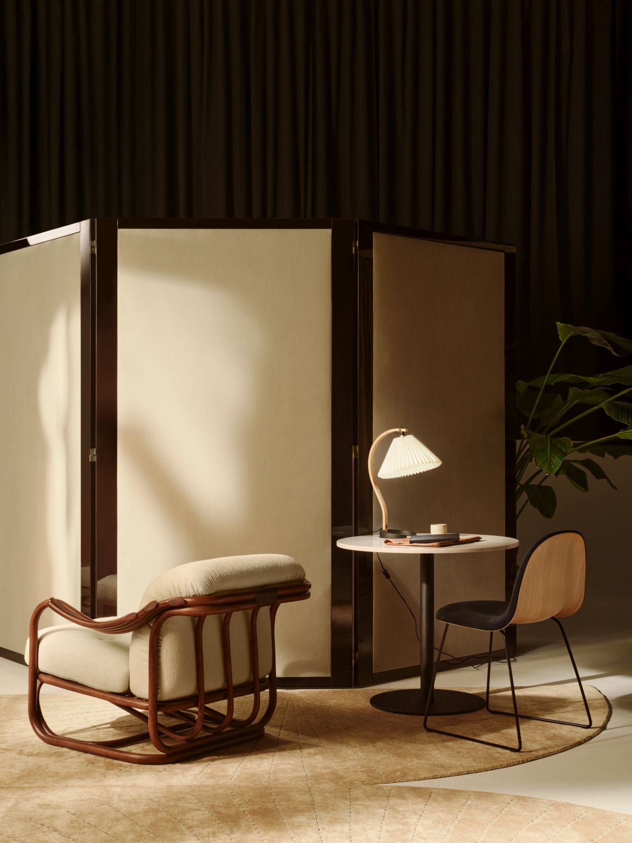 Elegante Timberline Tischleuchte von Gubi auf Marmortisch, kombiniert mit Sessel und Stuhl in stilvollem Ambiente.